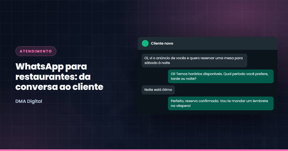 Dono de restaurante respondendo mensagem no WhatsApp com sorriso